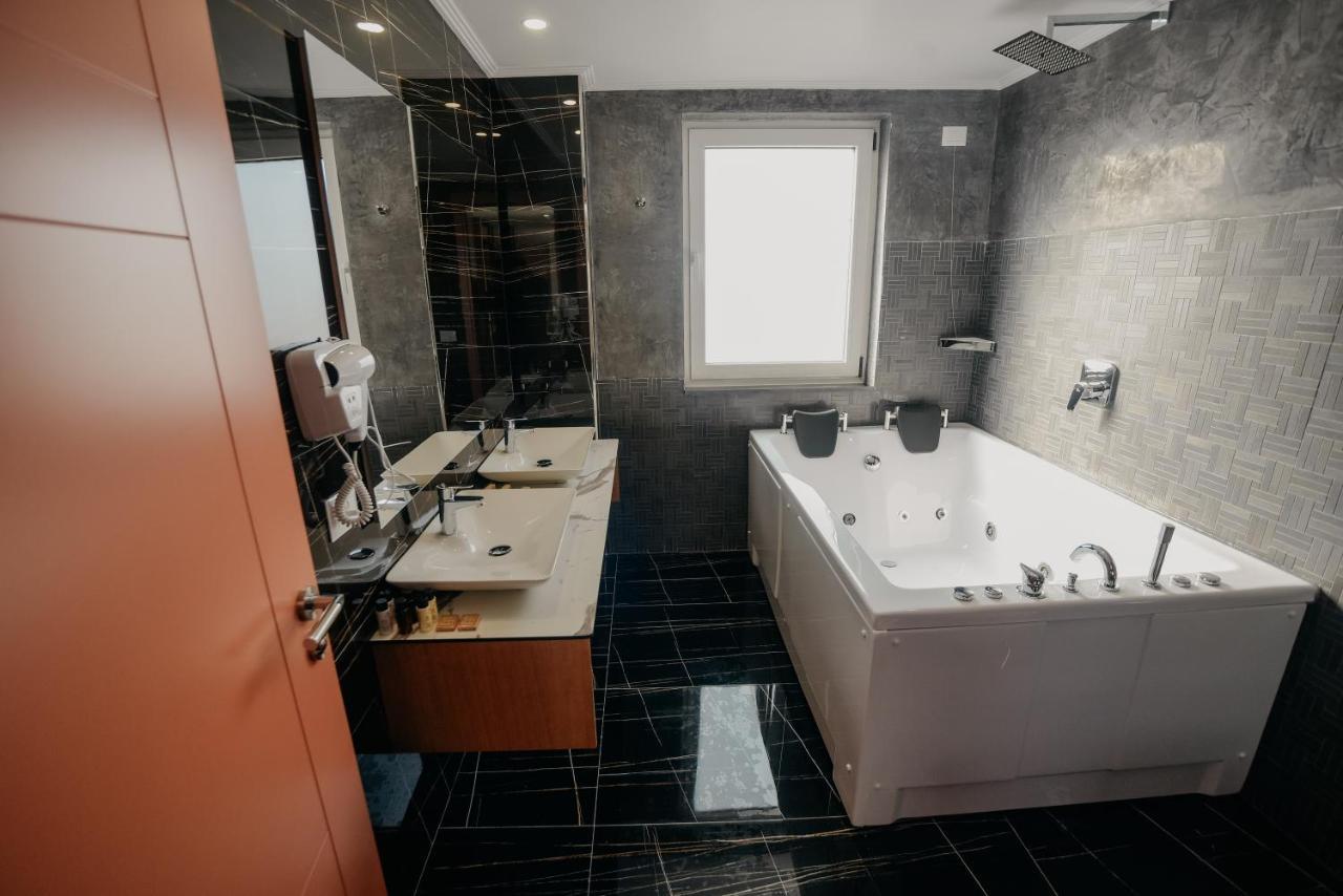 Martiness Hotel Дуррес Екстер'єр фото